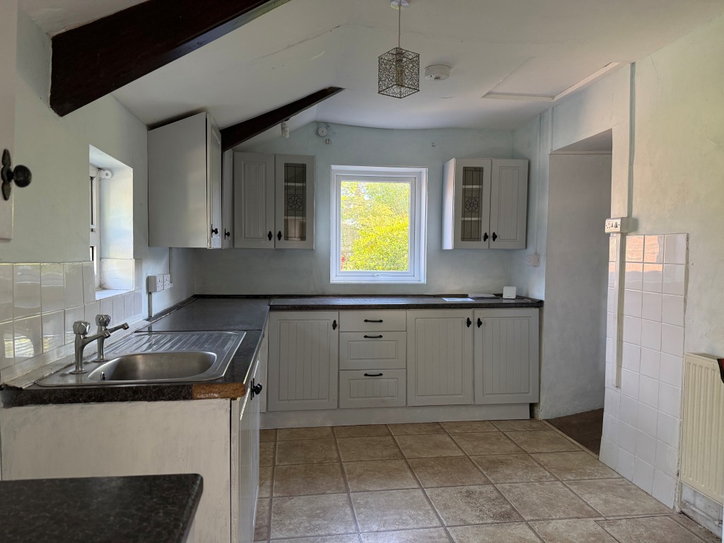 Lot: 121 - SEMI-DETACHED COTTAGE FOR UPDATING WITH GARDENS, PARKING AND PLANNING IN PRINCIPLE - Kitchen